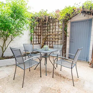 Holiday home Stylish 3 Bedroom House - Location United Kingdom